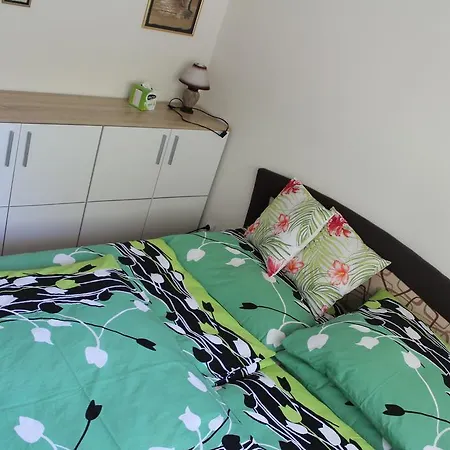 Pine Wood Apartment *